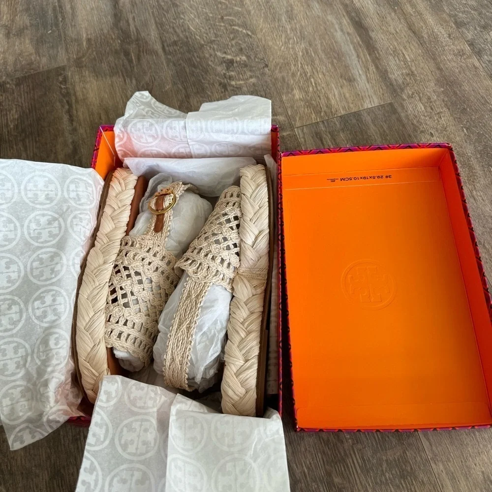 Like new! TORY BURCH RAFFIA ESPADRILLE SANDAL PLATFORM NATURAL/GOLD LOGO w/BOX